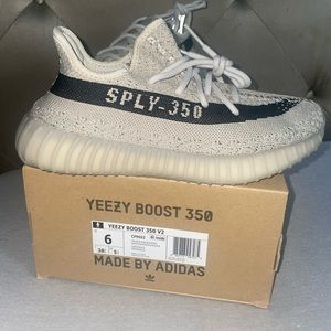 NEW Yeezy 350 V2 sz 6Y in slate.